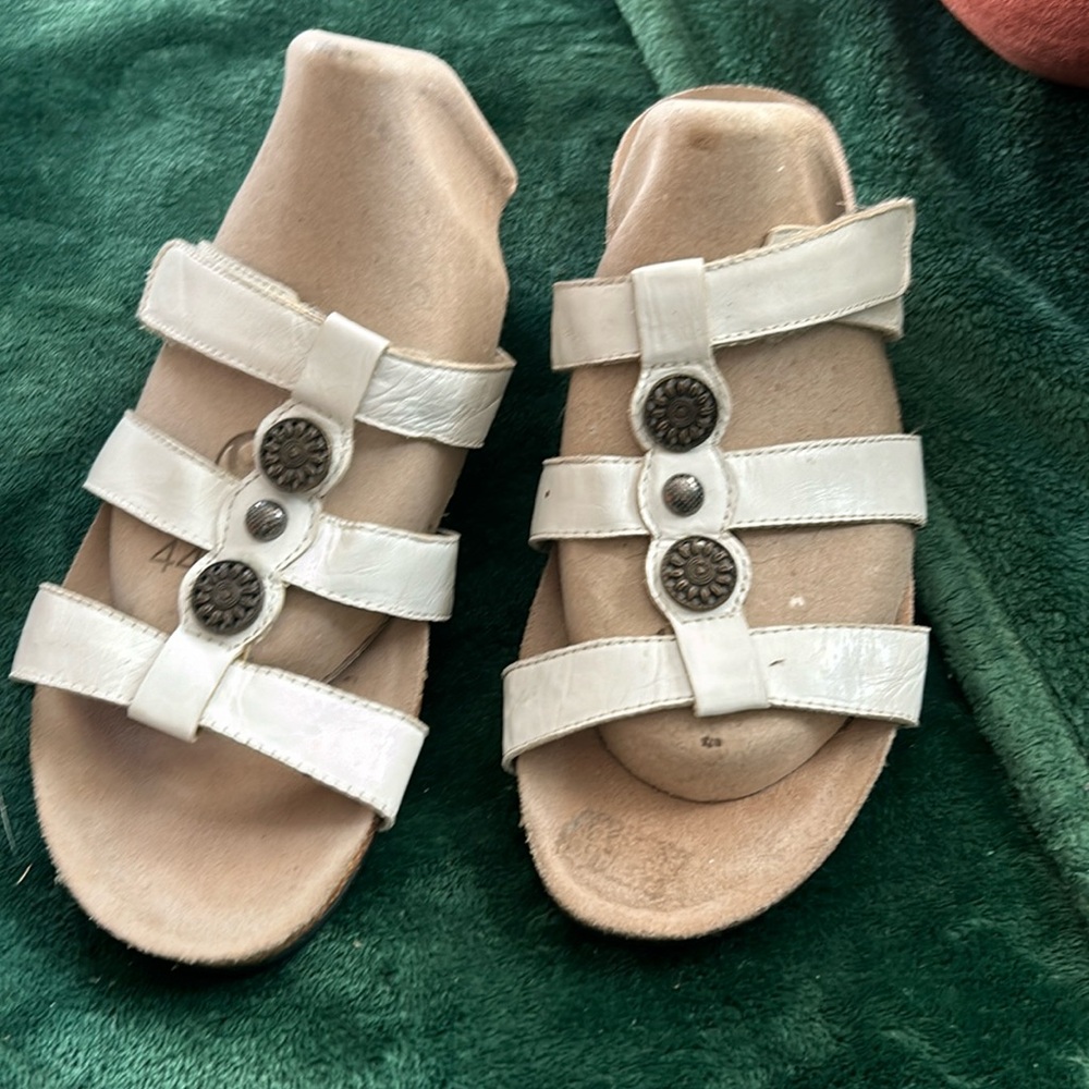 Munro white sandles